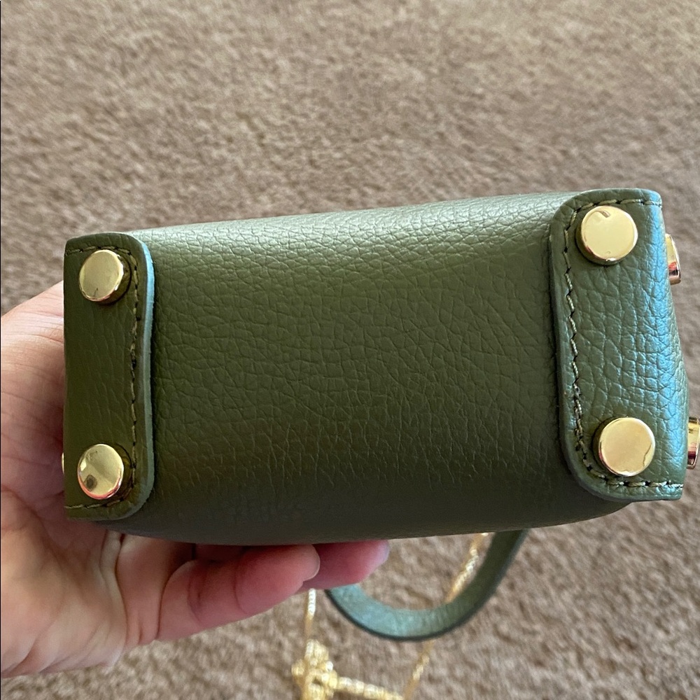 BRAND NEW without tags, never used. Green Leather Handbag with Gold Chain - Picture 2 of 4